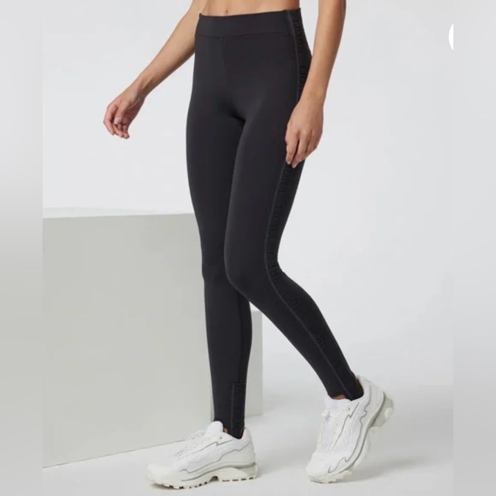 NWT! Vuori Chilled Out Stirrup Leggings Black Performance Legging - Size M